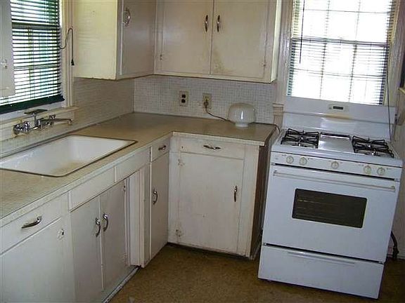 4th image of 2408 Hickory St