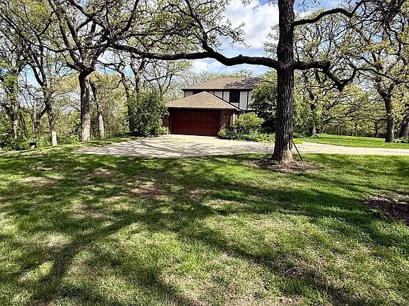 4th image of 2822 Country Club Dr
