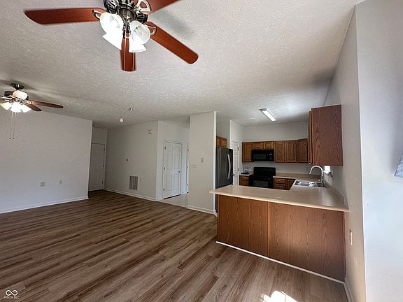 4th image of 98 Autumn Glen Dr