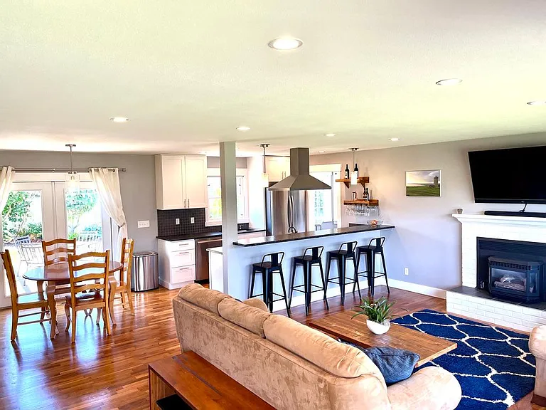 3914 Cliffside Dr — Photo 2