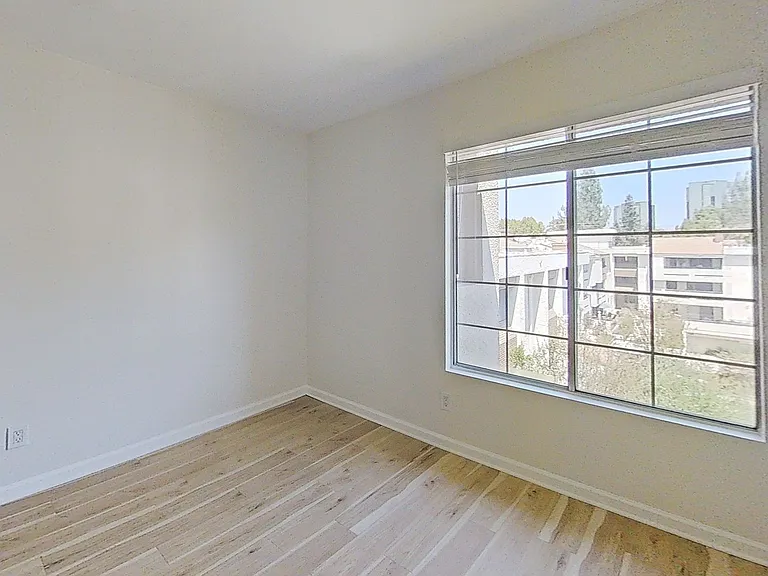 5550 Owensmouth Ave #310 — Photo 8