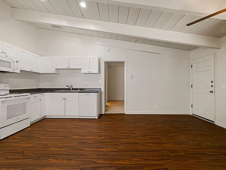 Train Station Apartments — Photo 14