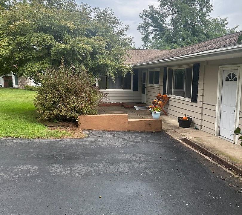 1st image of 490 Pine Ridge Cir