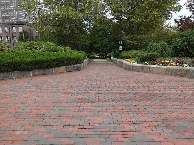 235 W Newton St — Photo 8