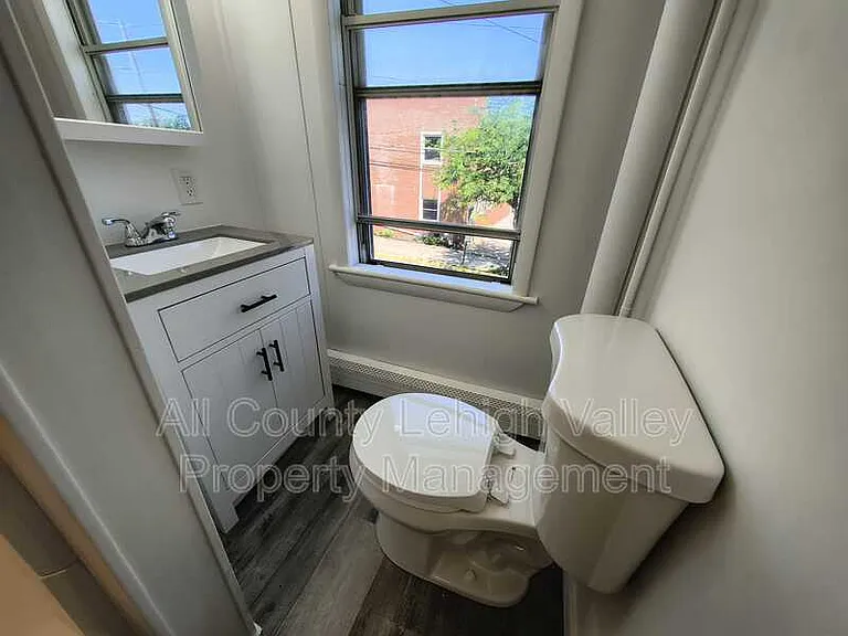 546 Thomas St — Photo 6