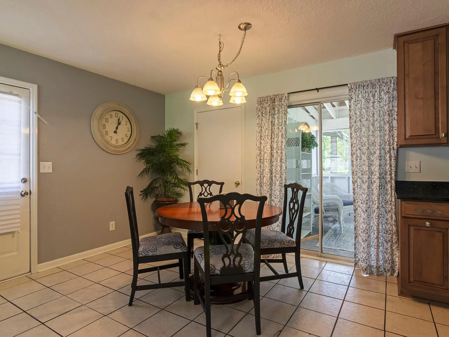 3 bed, 1.5 bath, 1127 sqft, $2,400 — Photo 3