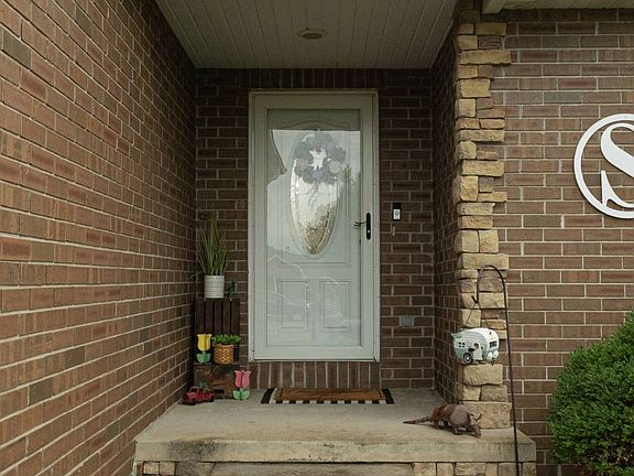 3rd image of 737 J Robert Cir