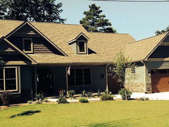 Front view on Buhl Drive