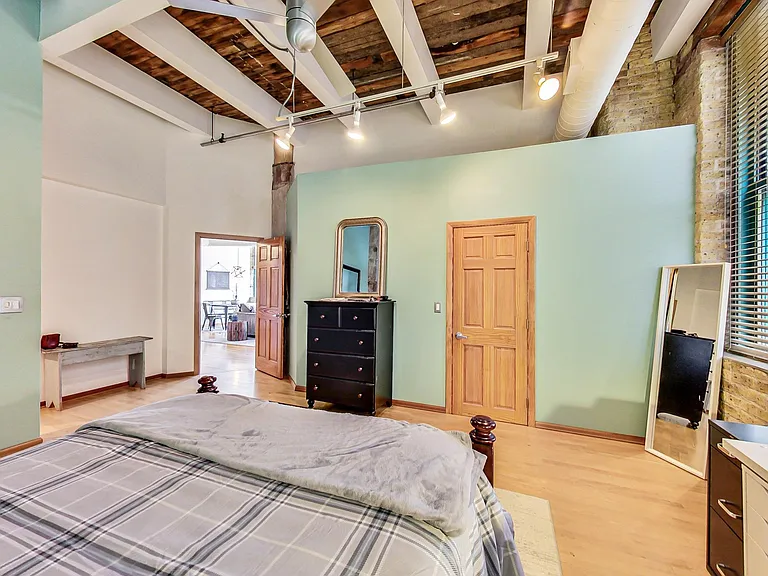 312 N May St #4K — Photo 10