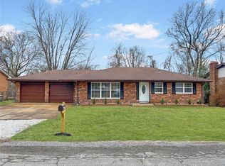 208 Sandra Dr, Belleville, IL 62223