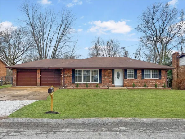 208 Sandra Dr, Belleville, IL 62223