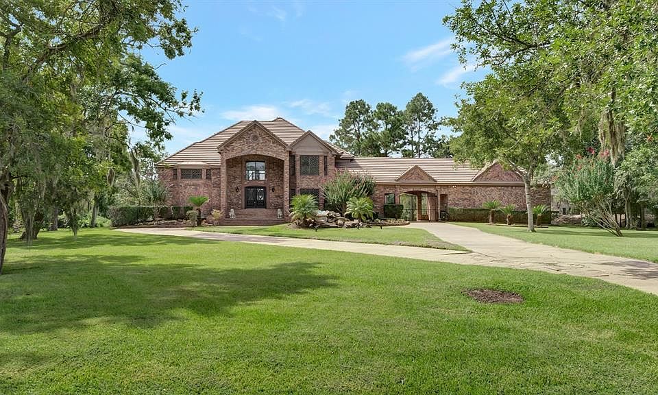 1st image of 702 Oak Dr