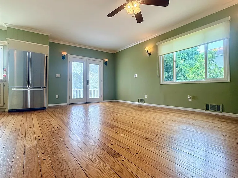 363 Portia St — Photo 16