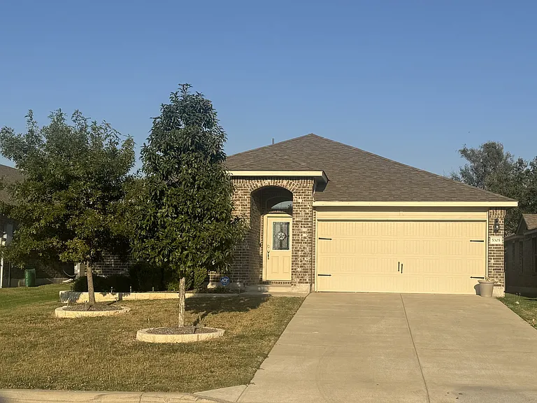 5305 Fenton Ln — Photo 1