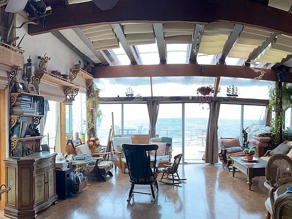 The living room and its amazing view!