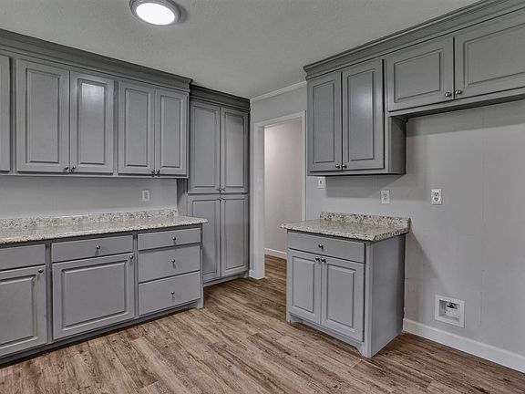 3rd image of 154 Skylane Dr