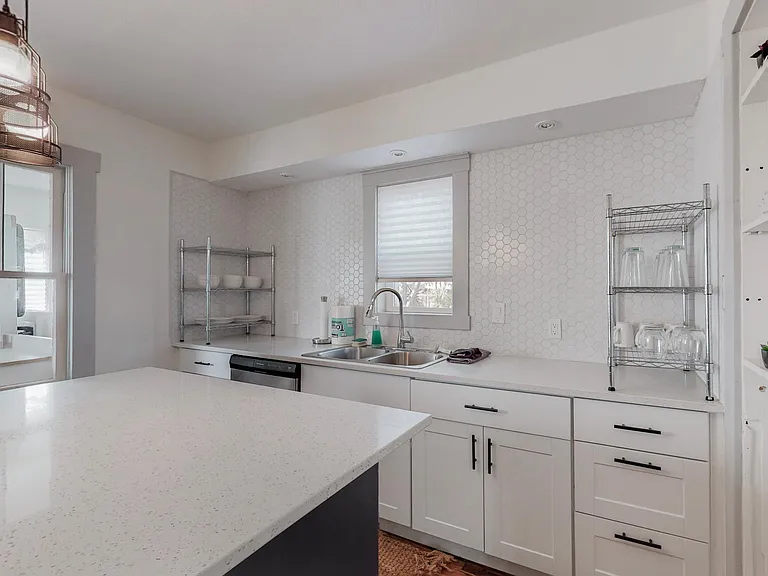 221 Girard Blvd SE — Photo 12