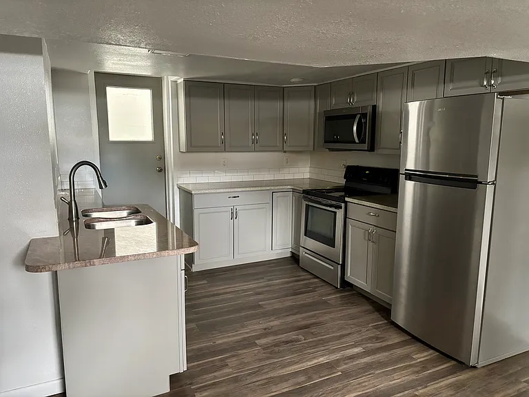 417 1/2 E Locust St — Photo 2