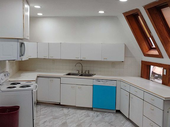 3rd image of 470 Jewett Road