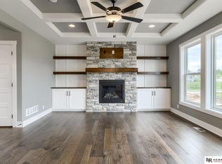 11016 Hardwood Dr, Papillion, NE 68046