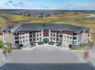 6100 Kings View Dr, Grand Forks, ND 58201