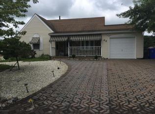 28 Aspen Ln, Manahawkin, NJ 08050