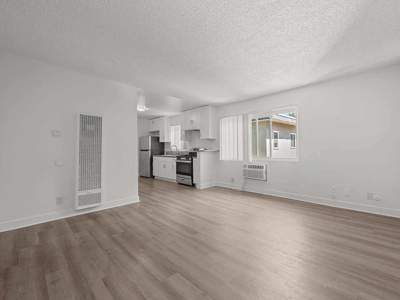 15125 Saticoy St — Photo 4