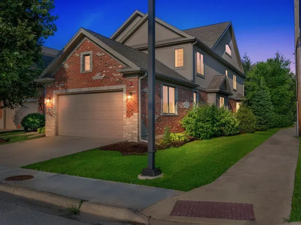 1200 E Charles Ln, Westmont, IL 60559