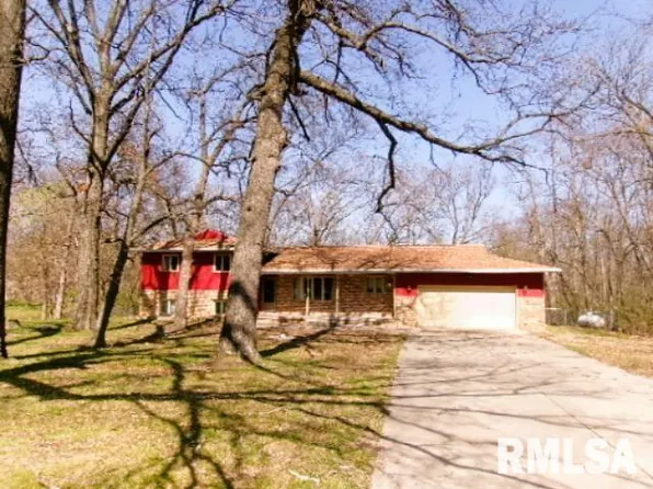 4400 Meadow Dr, Pekin, IL 61554