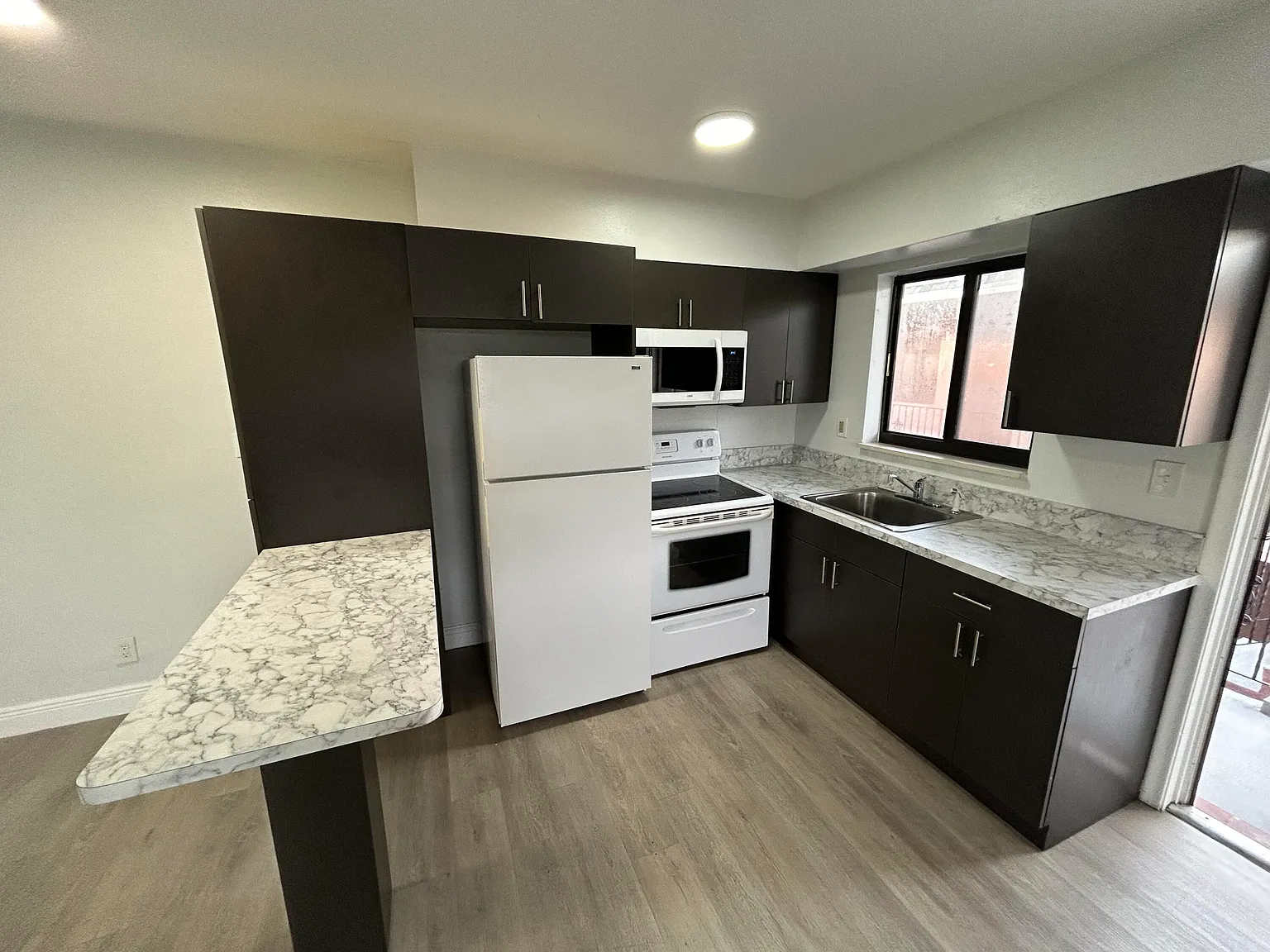 1 bed, 1.0 bath, 10576 sqft, $1,582 — Photo 2