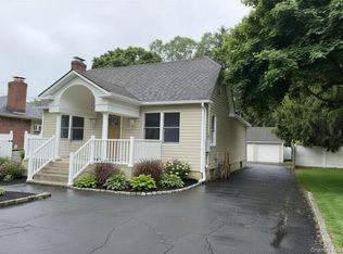909 2nd St N, East Northport, NY 11731