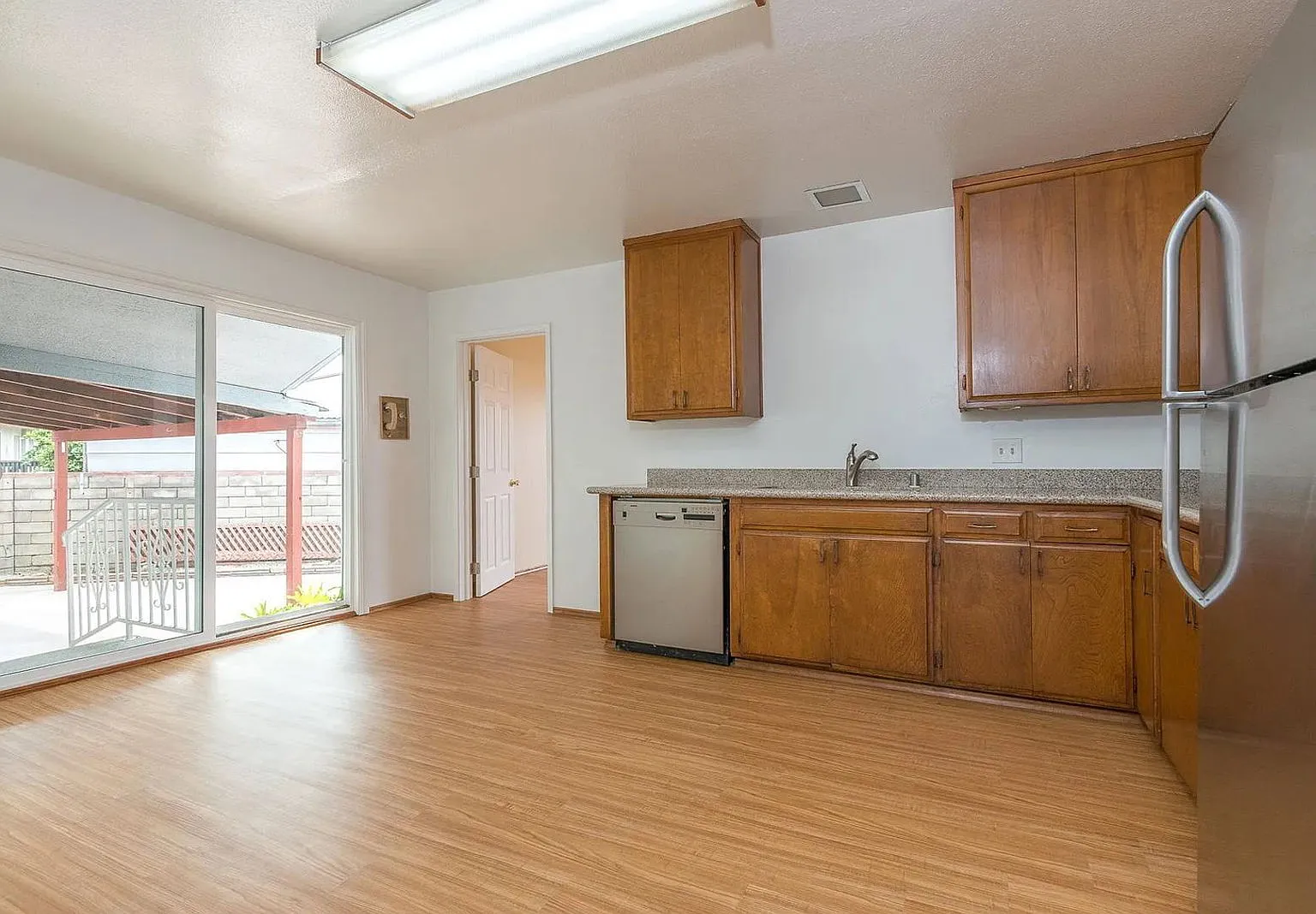 5 bed, 2.0 bath, 1705 sqft, $5,350 — Photo 4