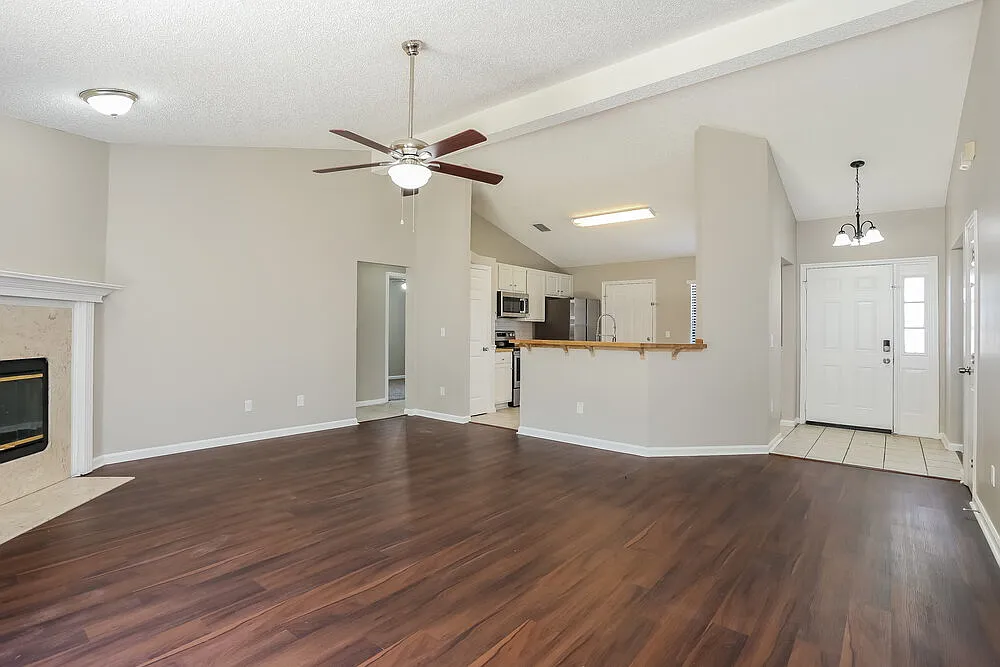 3 bed, 2.0 bath, 1556 sqft, $1,870 — Photo 4