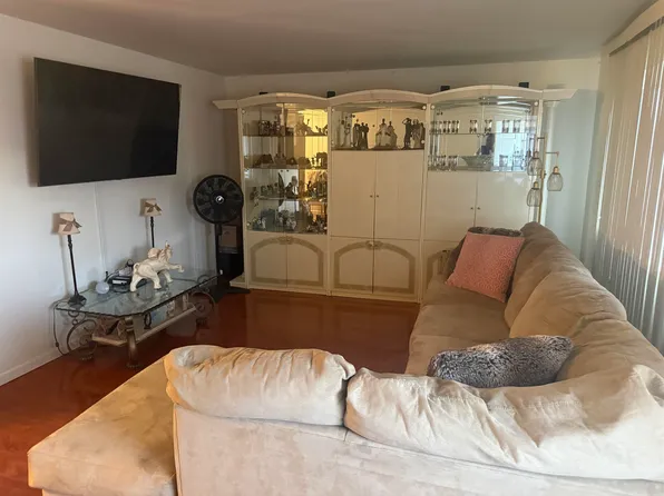454 Avenue C image 1 of 4