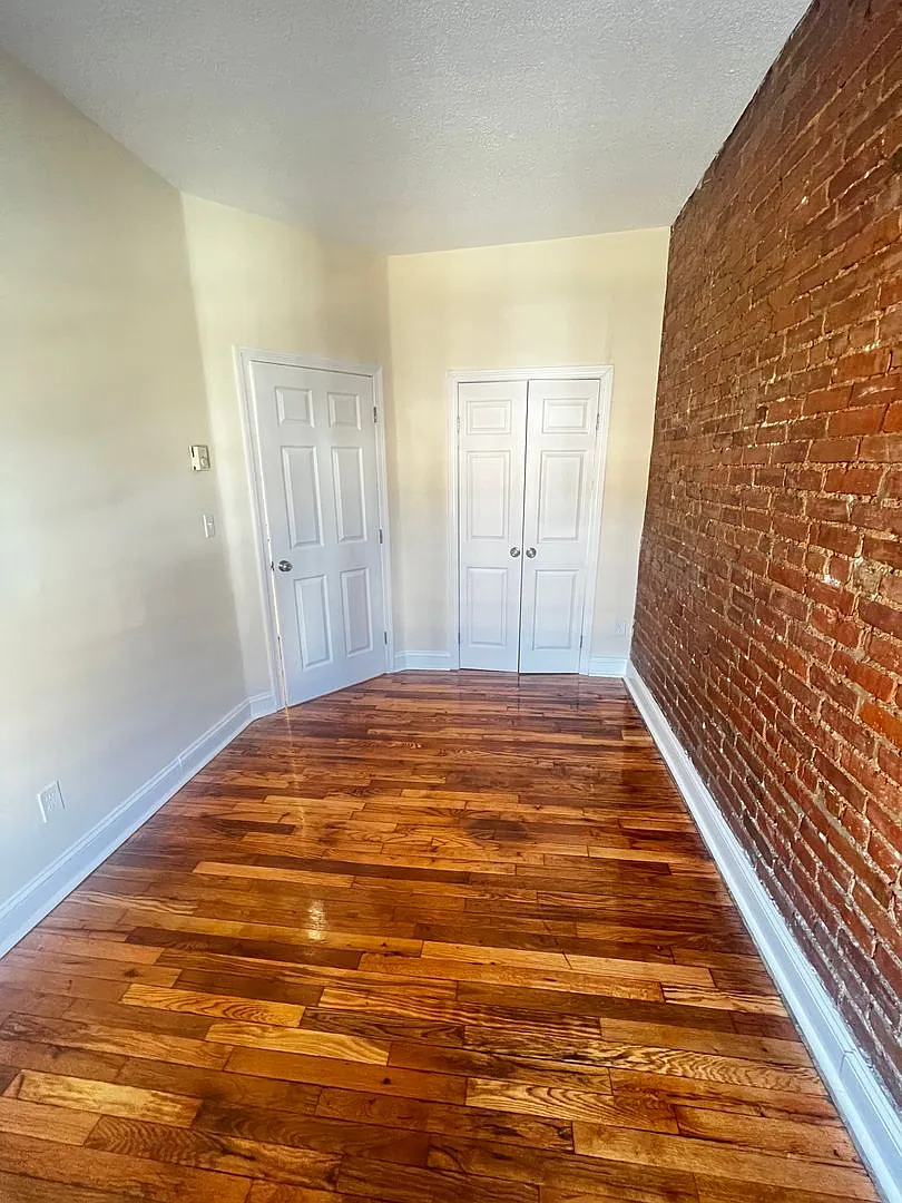 Mission Hill 2 Bed Hot Water Included Cat Friendly No Fee — Photo 3