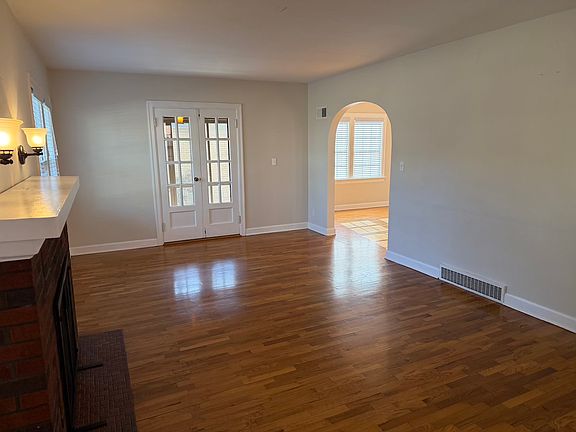 2nd image of 533 Sunset Dr