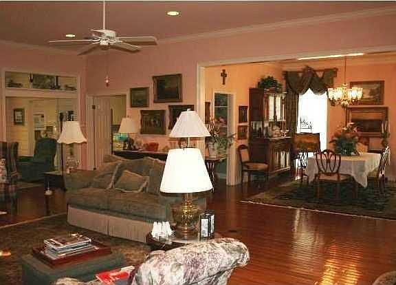 3rd image of 127 Wisteria Dr