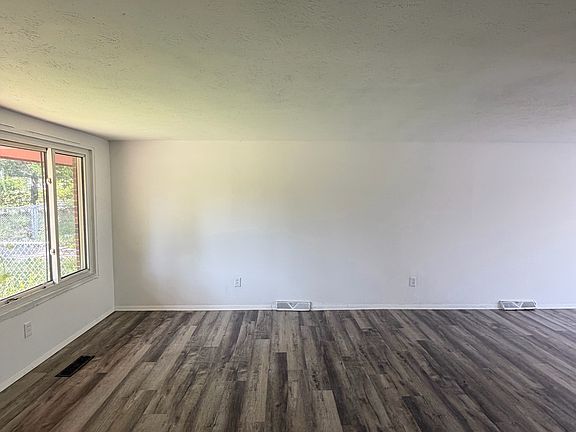 4th image of 4525 E 143rd St APT C