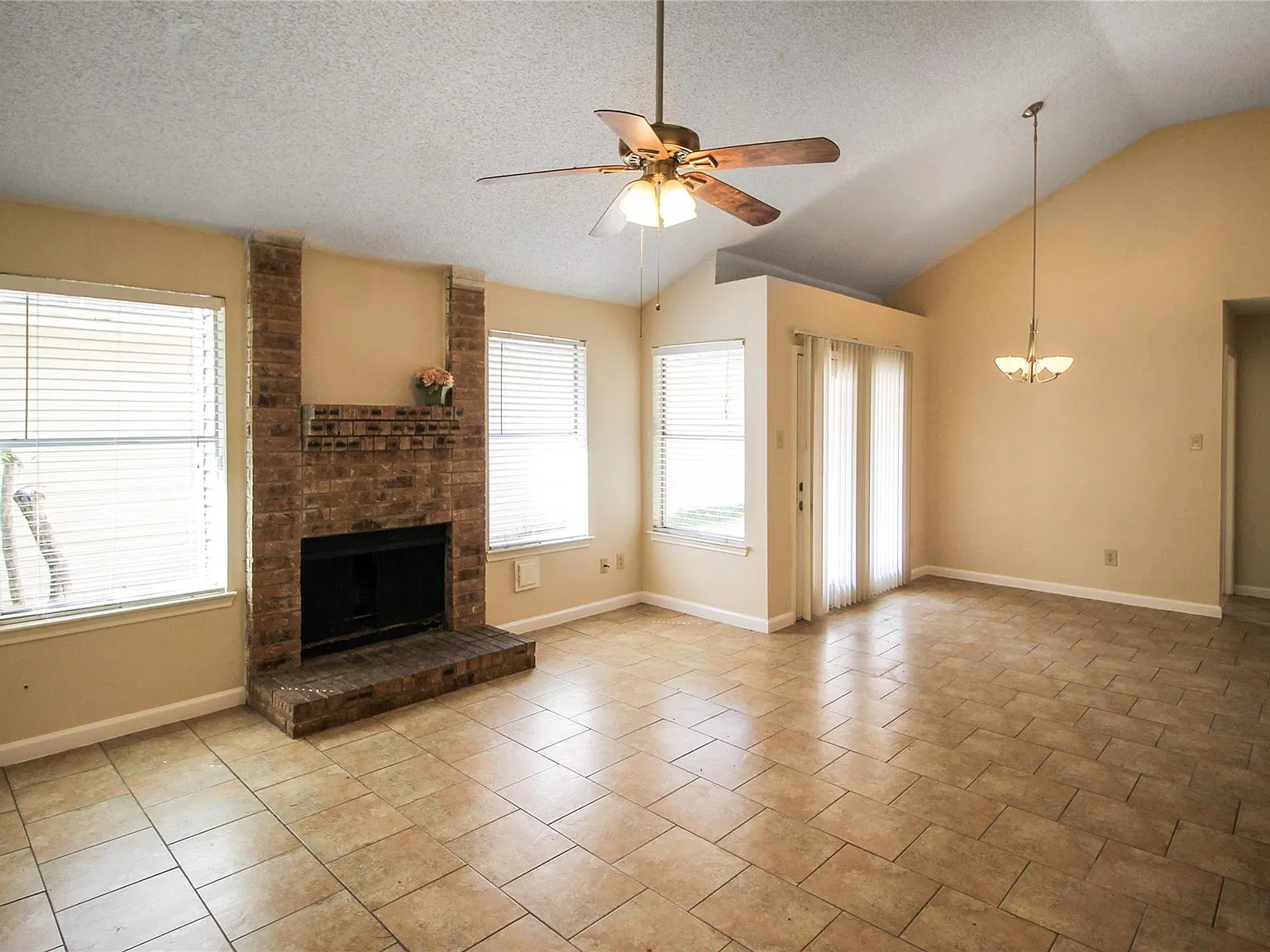 3 bed, 2.0 bath, 1063 sqft, $1,925 — Photo 3