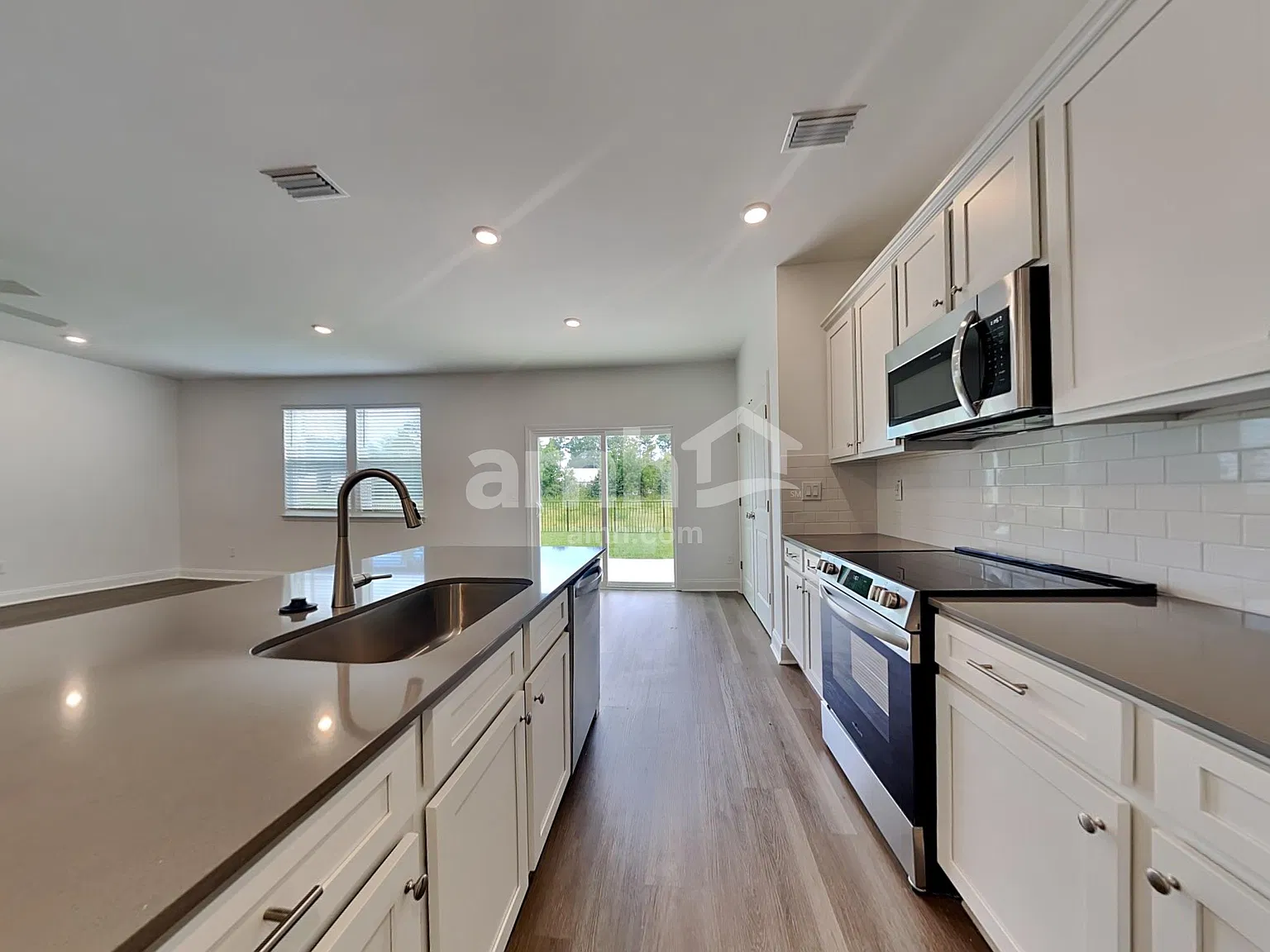 4 bed, 2.5 bath, 1977 sqft, $2,445 — Photo 3