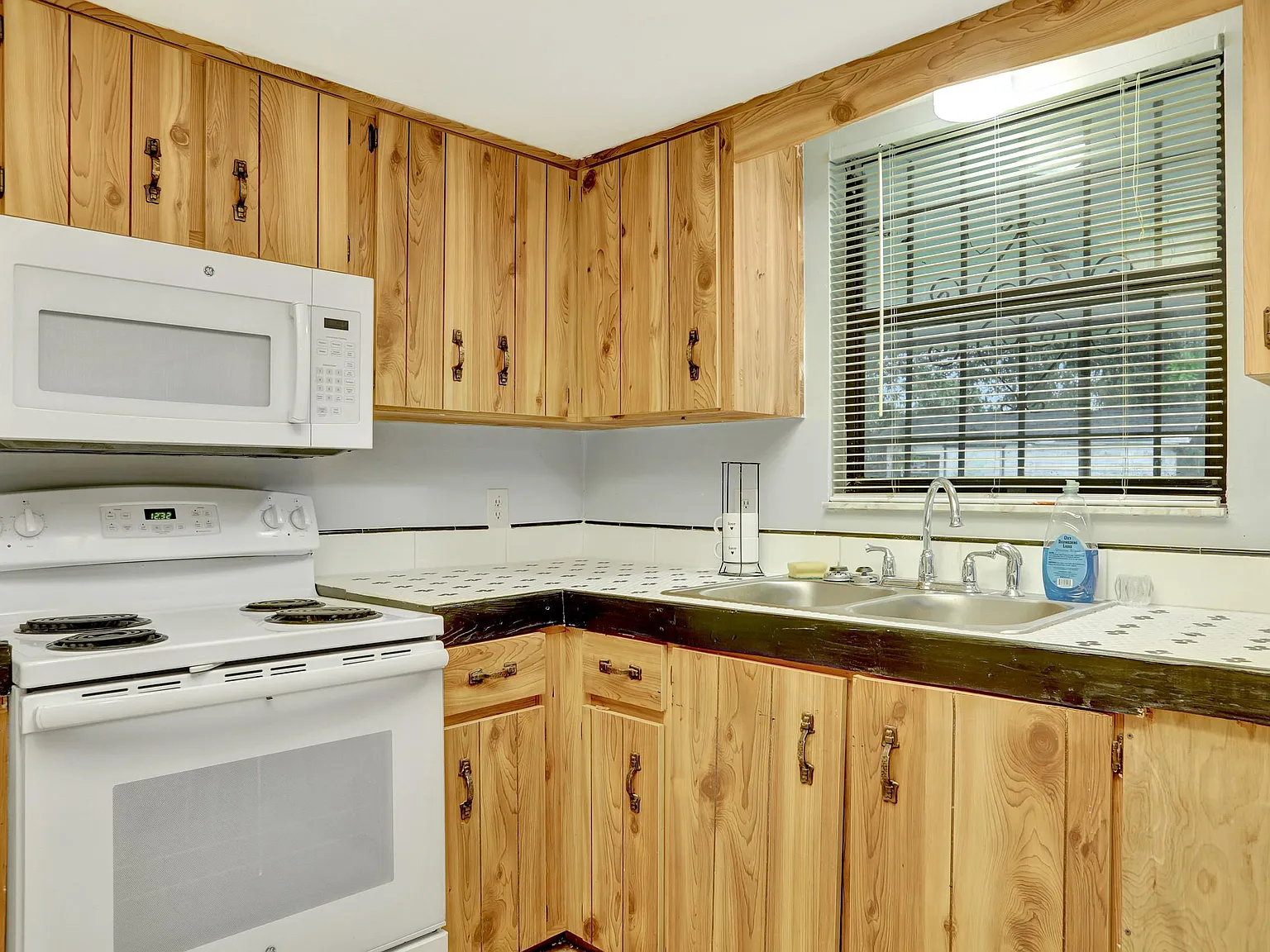 4 bed, 2.0 bath, 2052 sqft, $905 — Photo 4