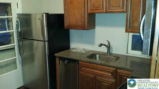 1 bed, 900 sqft, $1,350 — Photo 3