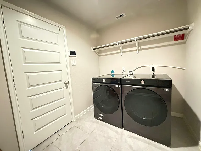 Washer/dryer included