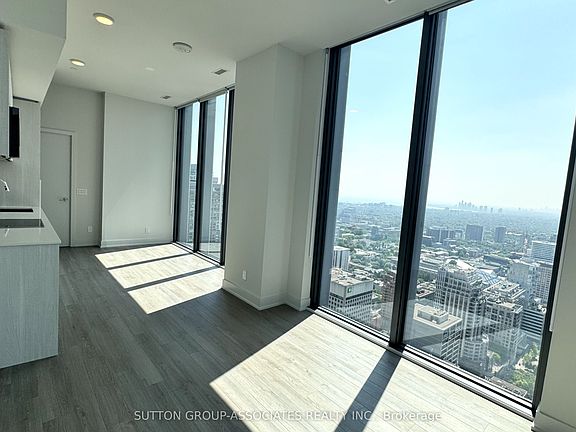 4th image of 8 Cumberland St #5002