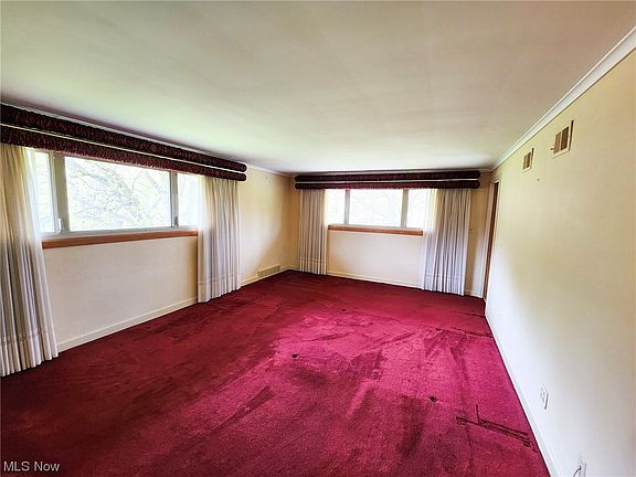 3rd image of 486 Hogarth Ave