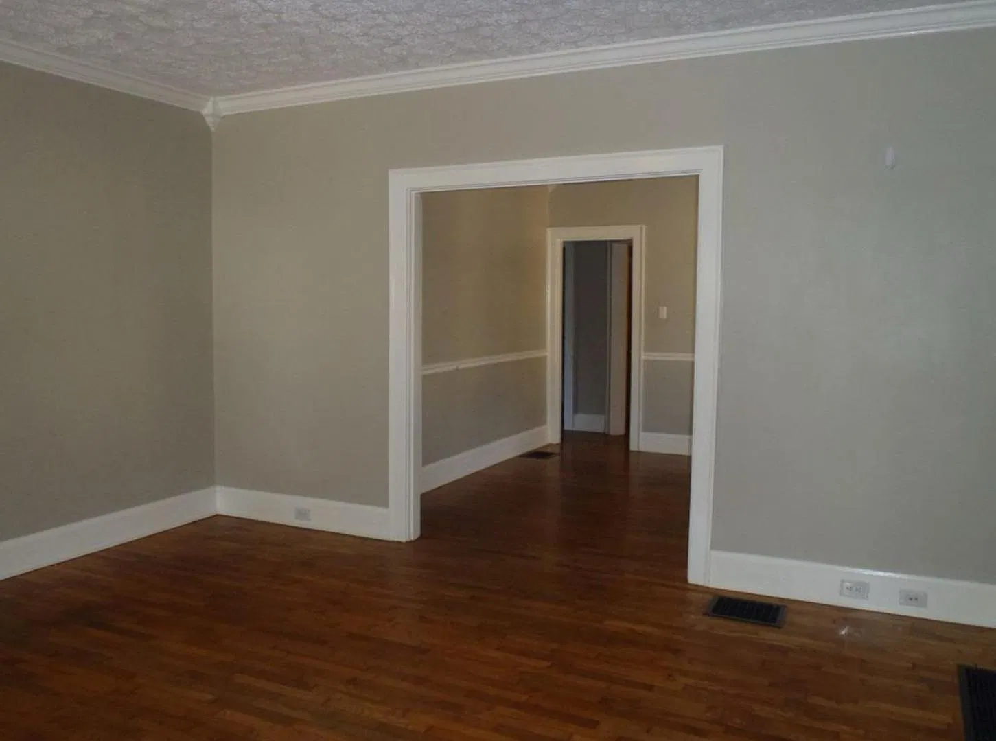 449 Oldham Ave — Photo 4