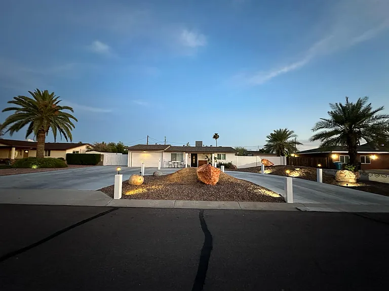 3215 E Sunnyside Ln — Photo 3