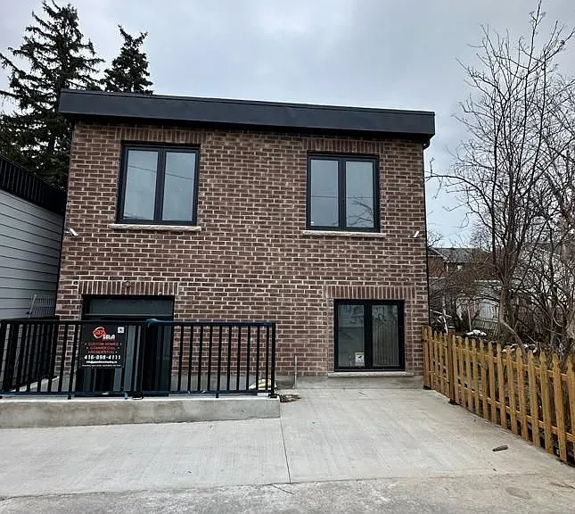 94 Barrington Ave #LANEWAY — Photo 2