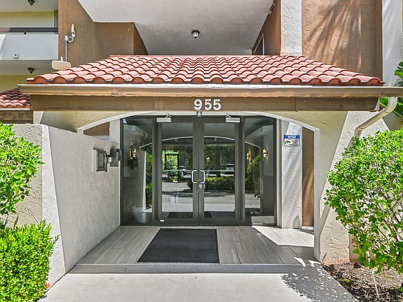 3rd image of 955 Egret Circle #408
