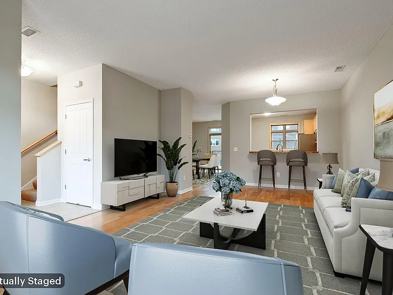 741 Victoria St S — Photo 2